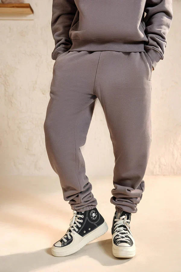Brown baggy sweats with casual sneakers