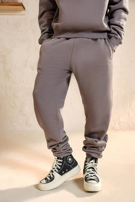 Brown baggy sweats with casual sneakers